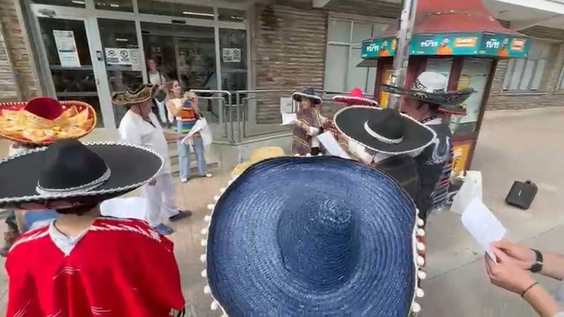 La sorpresa de los compañeros de trabajo a Isidro por su jubilación