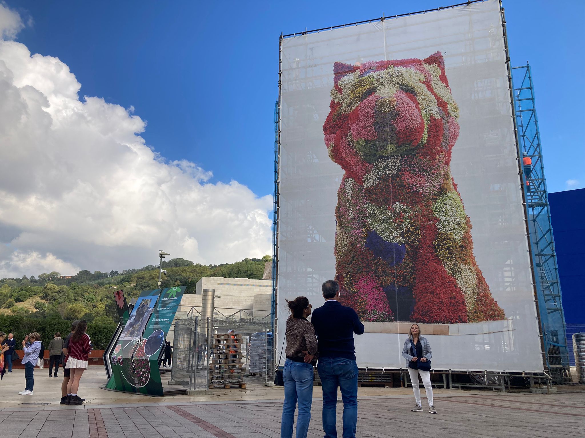 Ni rodeados de andamios, Puppy ha dejado de ser objetivo de las cámaras de los visitantes