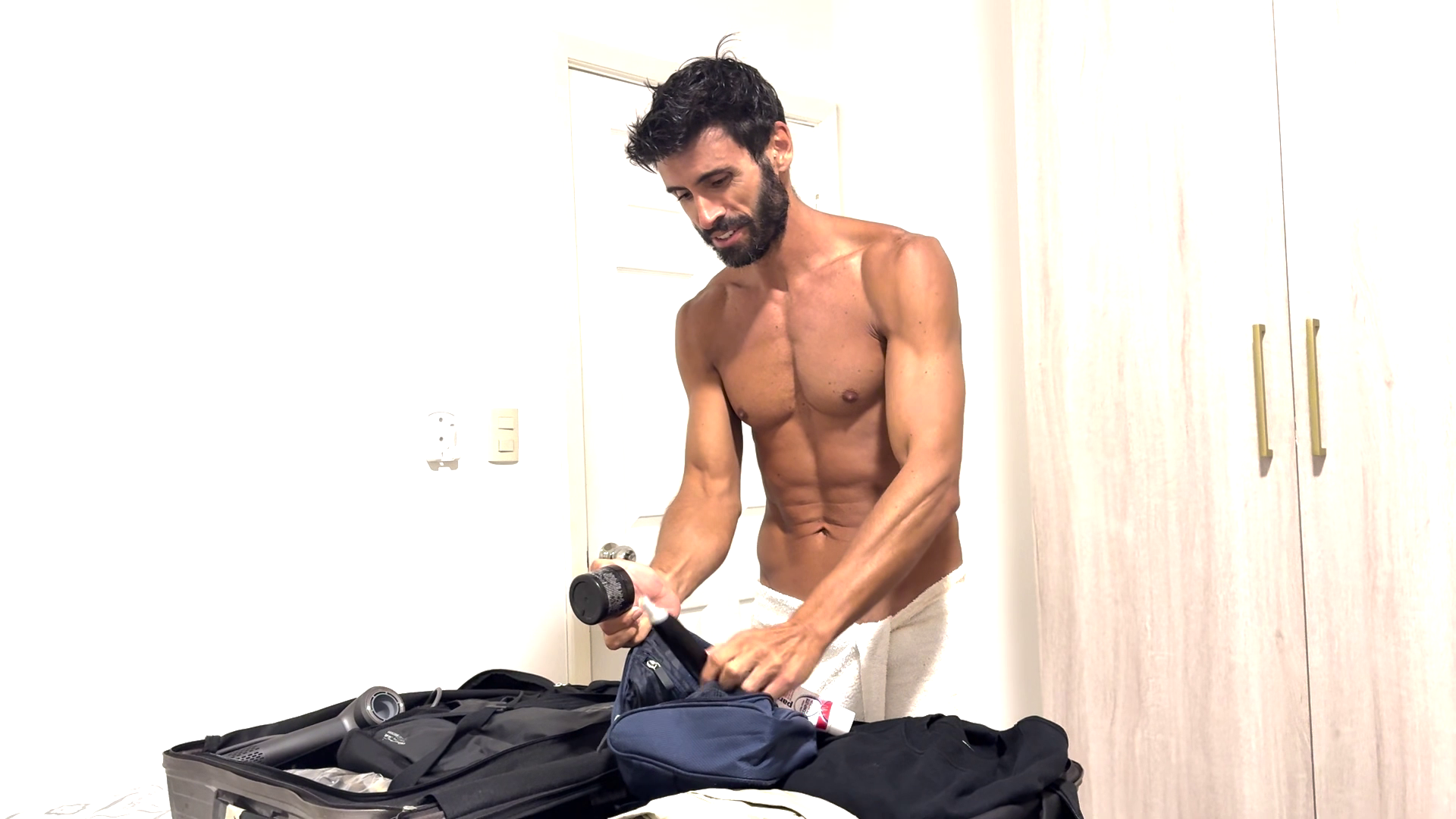 Noel abre su maleta tras la expulsión