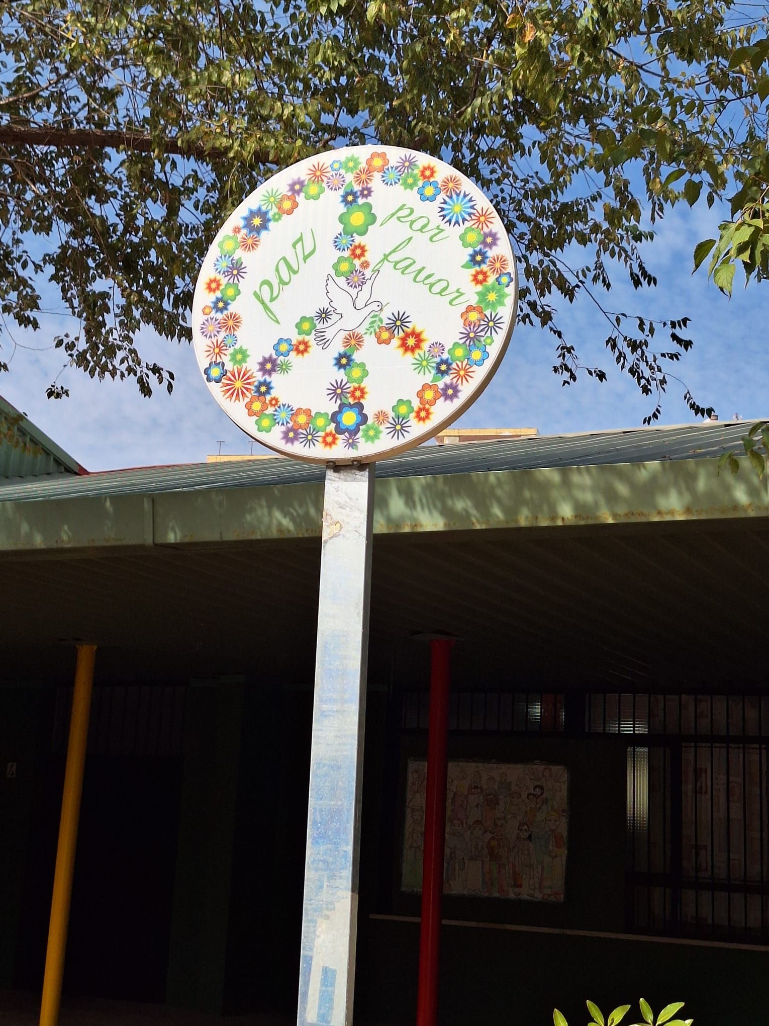 "Señal de tráfico" pidiendo paz instaada en el centro