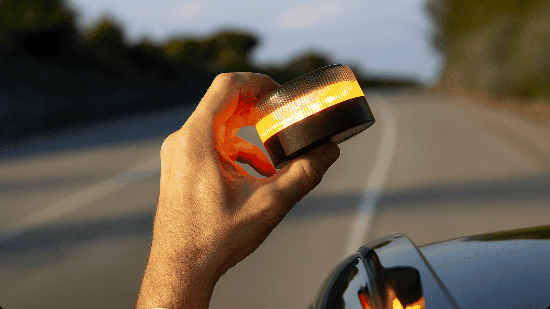 Un conductor coloca la baliza V16 en su coche