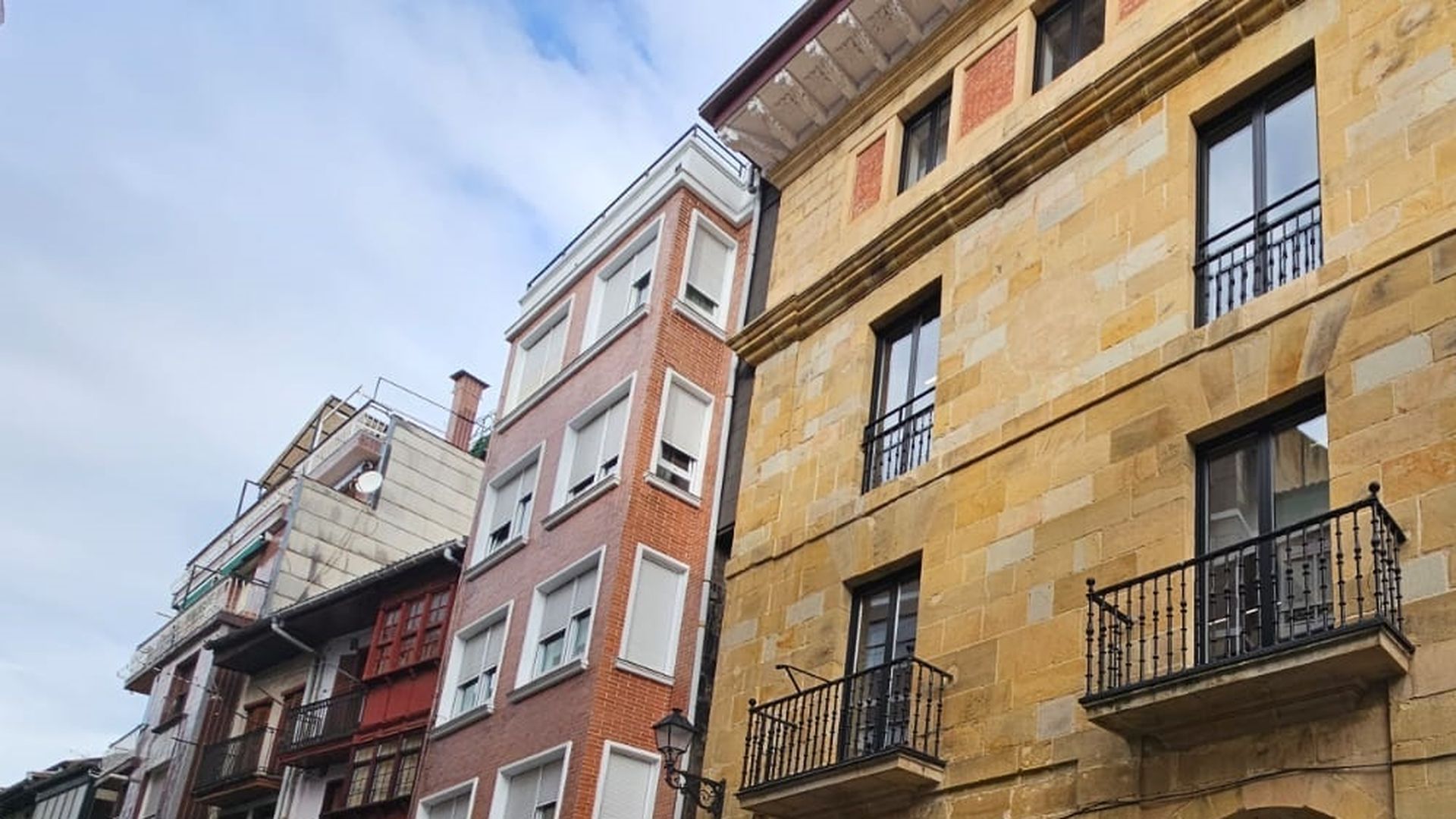 Un niño ha muerto tras caer desde gran altura en un bloque de viviendas de Bermeo, Vizcaya