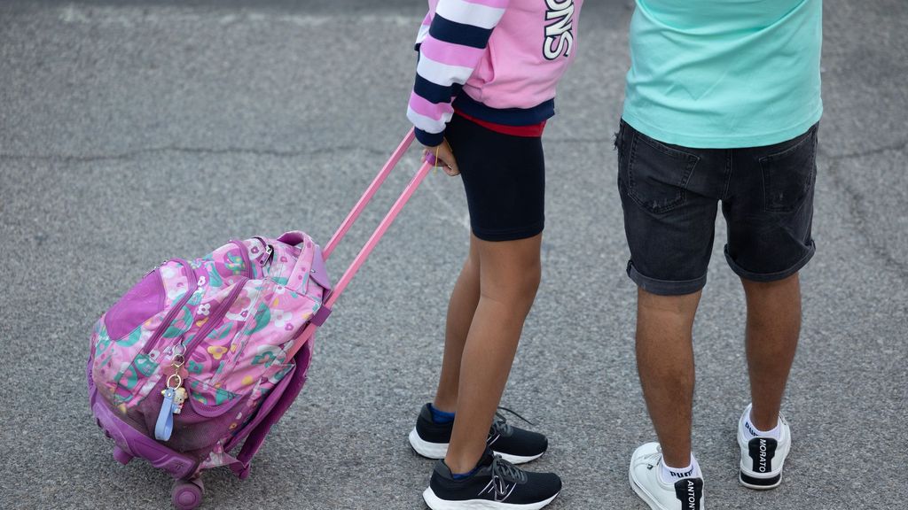 Una niña acude al colegio con su mochila