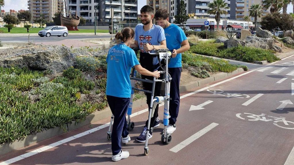 Aarón, un joven tetrapléjico de Almería que ha vuelto a caminar