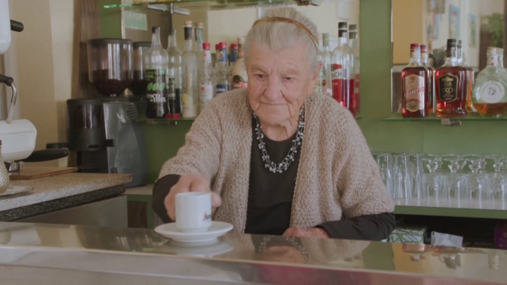 Anna Possi, 'la camarera más longeva', sigue trabajando en su bar tras cumplir 101 años: "Esto es como una familia"