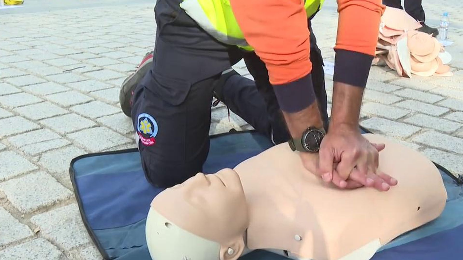 Así se hace una reanimación cardiopulmonar: este vídeo salva vidas Así se hace una reanimación cardiopulmonar: este vídeo salva vidas