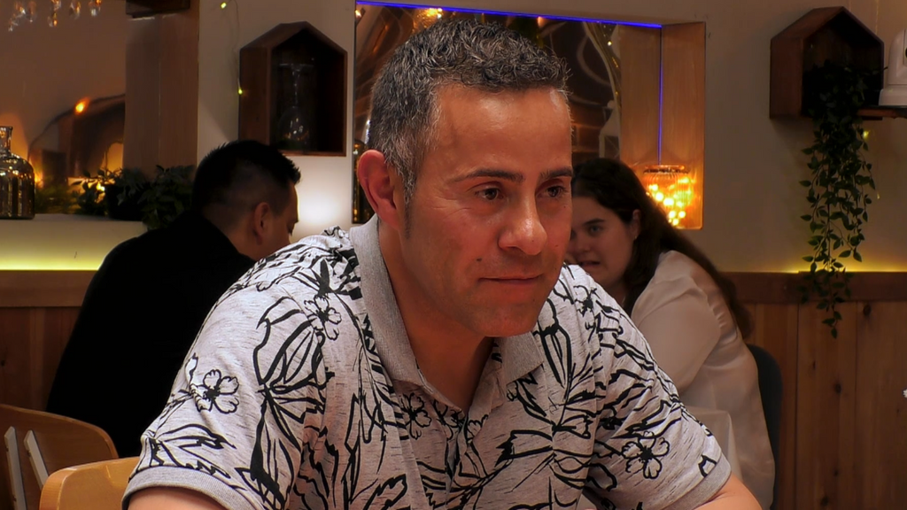 La sinceridad de una soltera de 'First Dates' al echarle las cartas del tarot a su cita deja descolocado al soltero: "Me has dejado muerto"