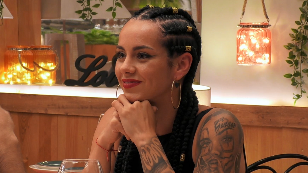 Un soltero de 'First Dates' conquista el corazón de su cita con la emotiva historia de su mascota: "Estaba destinada para ti"