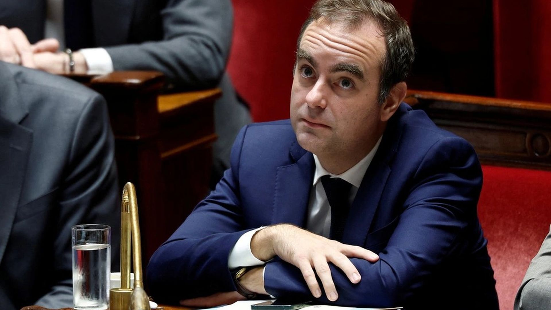 El primer ministro francés, Sébastien Lecornu, supera las dos mociones de censura