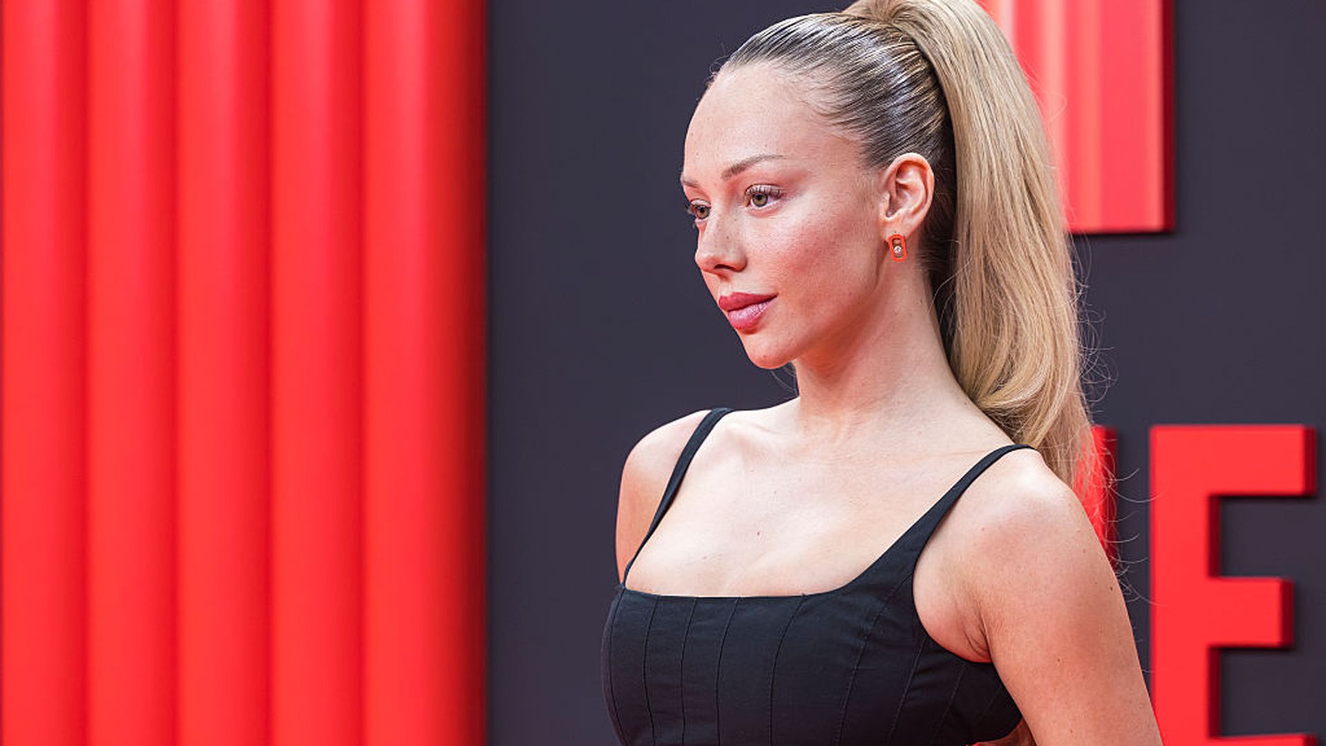 Ester Expósito con la mirada limpia y sin apenas máscara de pestañas en los ojos Ester Expósito con la mirada limpia y sin apenas máscara de pestañas en los ojos