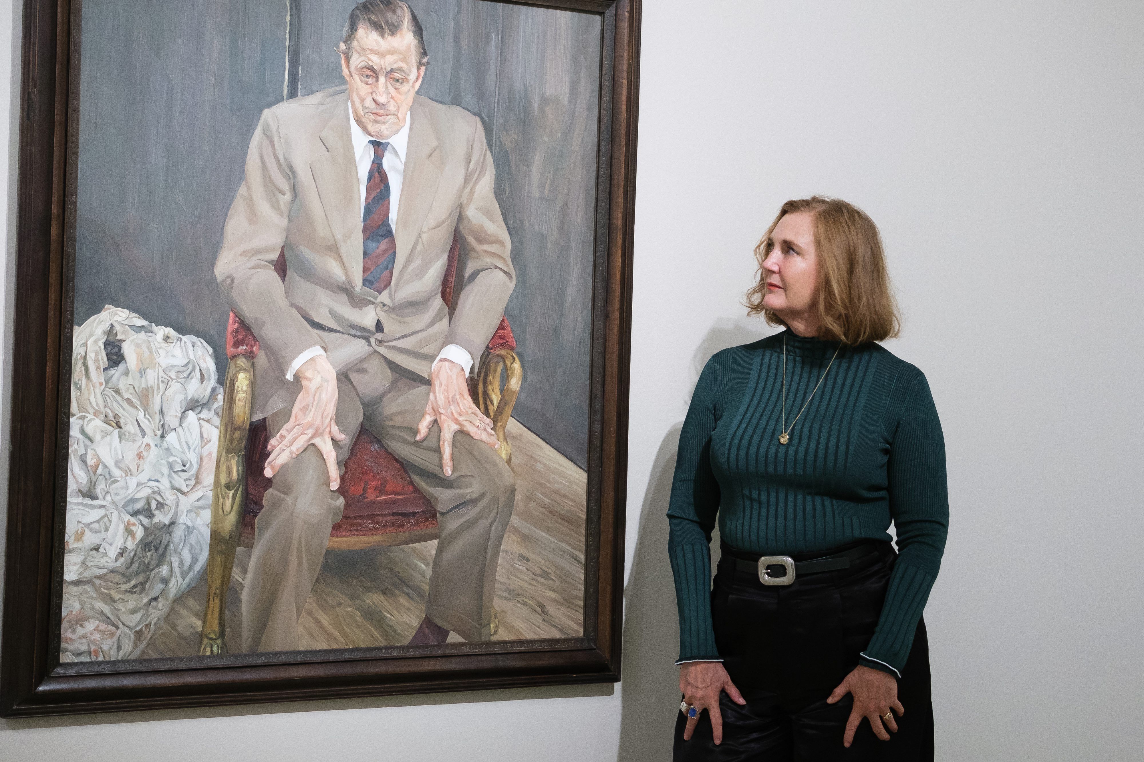 Francesca Thyssen, junto a un retrato de su padre