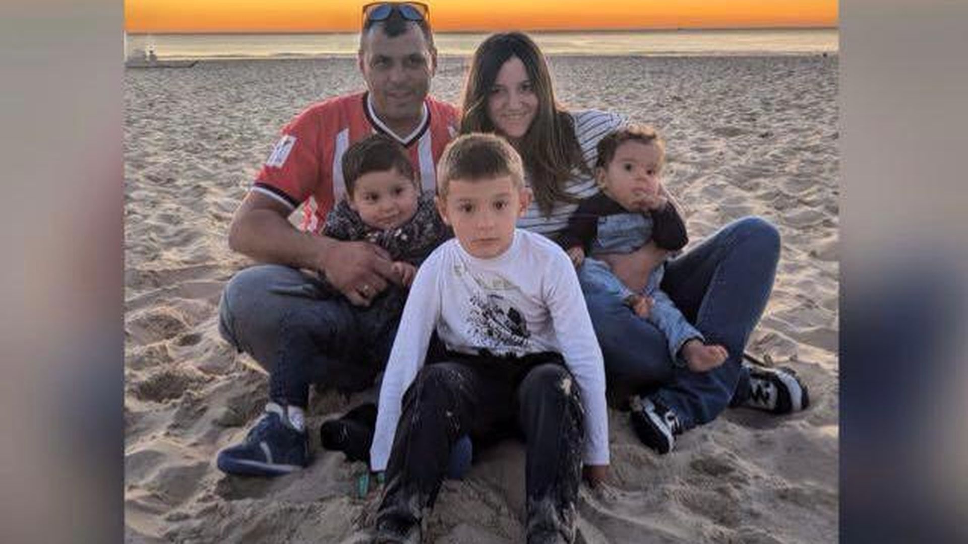 Janire Torres junto a su marido y sus tres hijos.