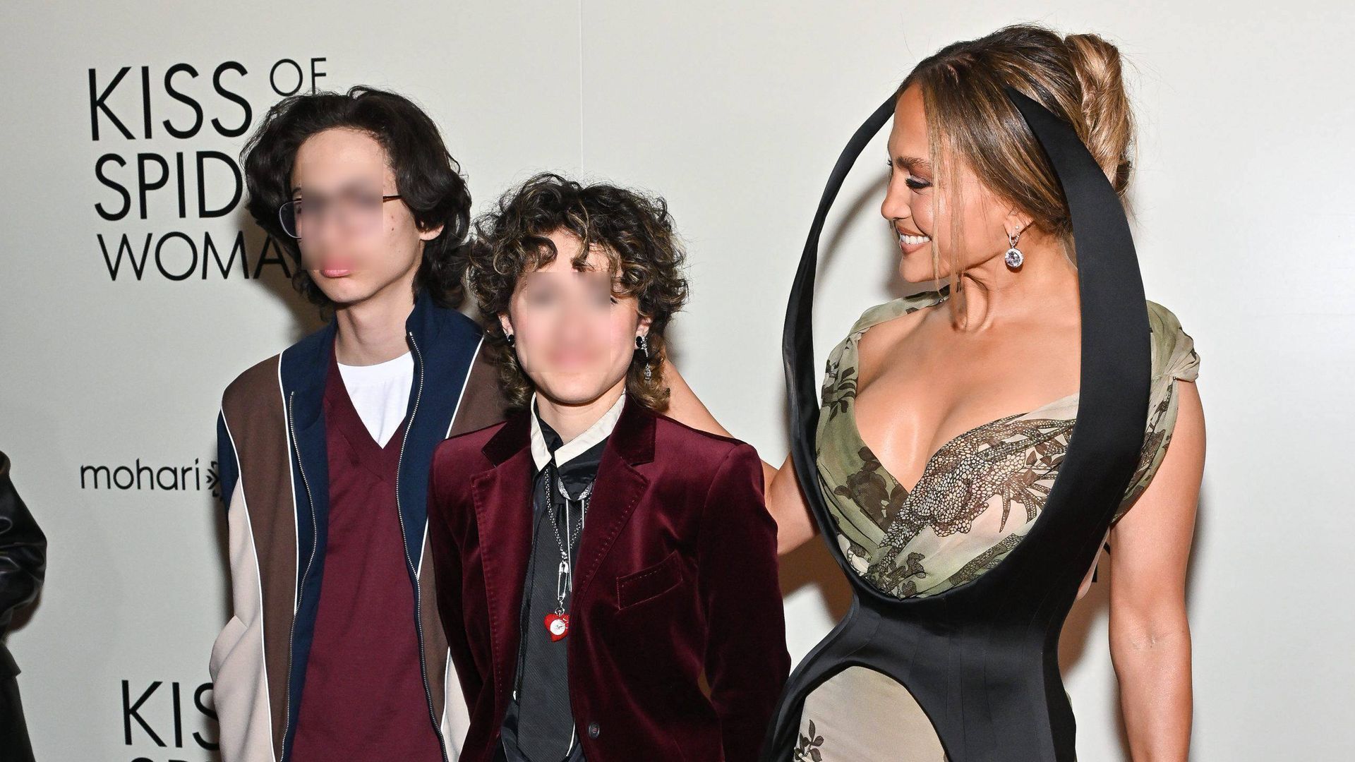 Jennifer Lopez y sus hijos Emme y Max