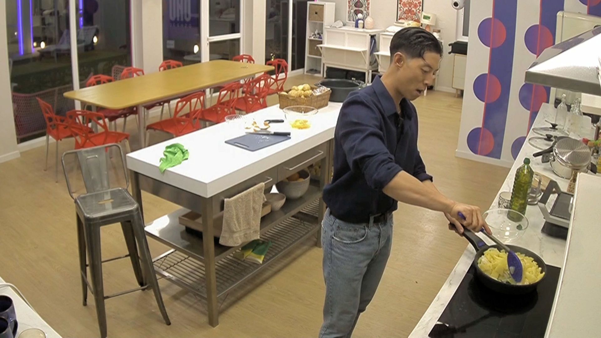 Joon canta mientras cocina una tortilla de patatas