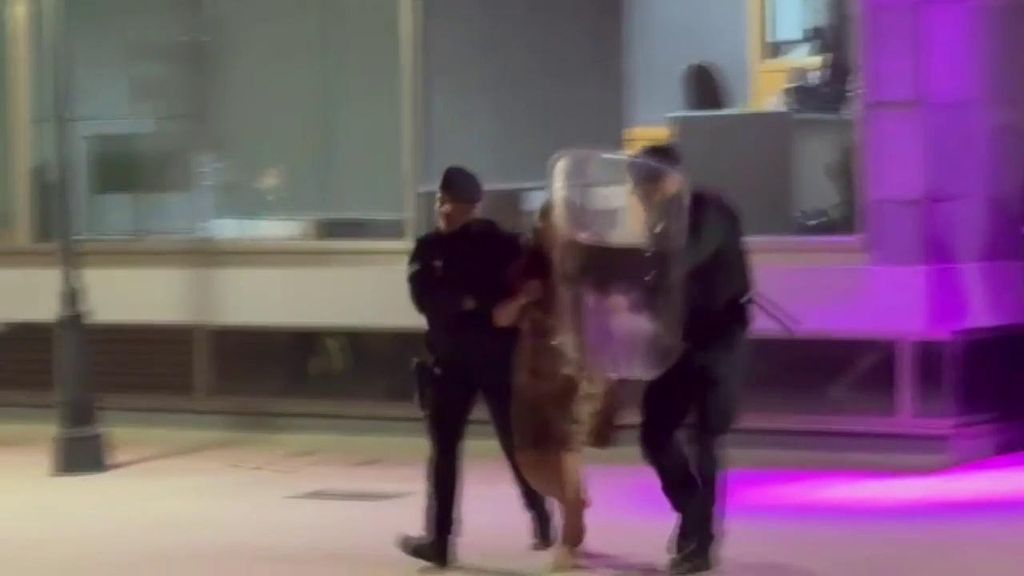 La alcaldesa de Cangas de Morrazo tiene que salir escoltada tras las protestas por la subida de la tasa de basura