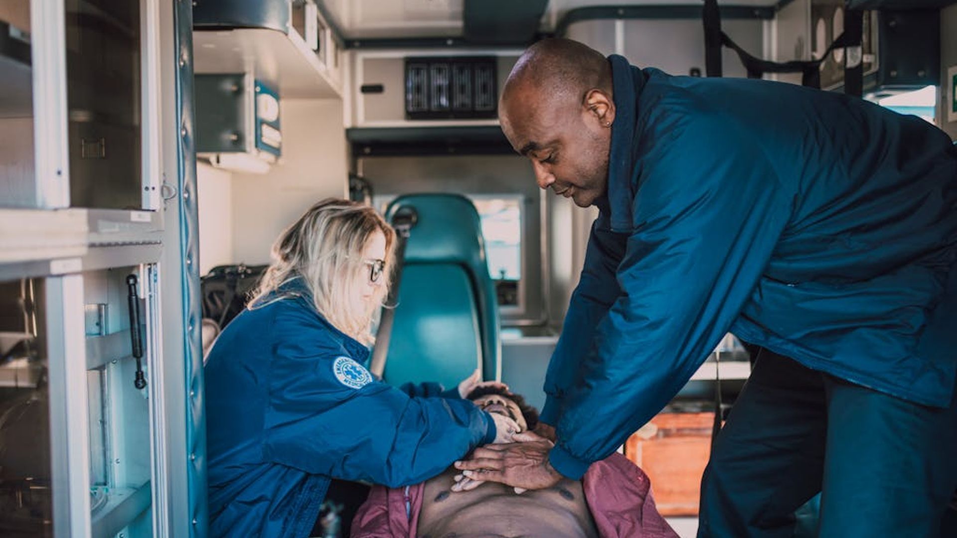 Los expertos aseguran que iniciar las compresiones torácicas de inmediato resulta decisivo