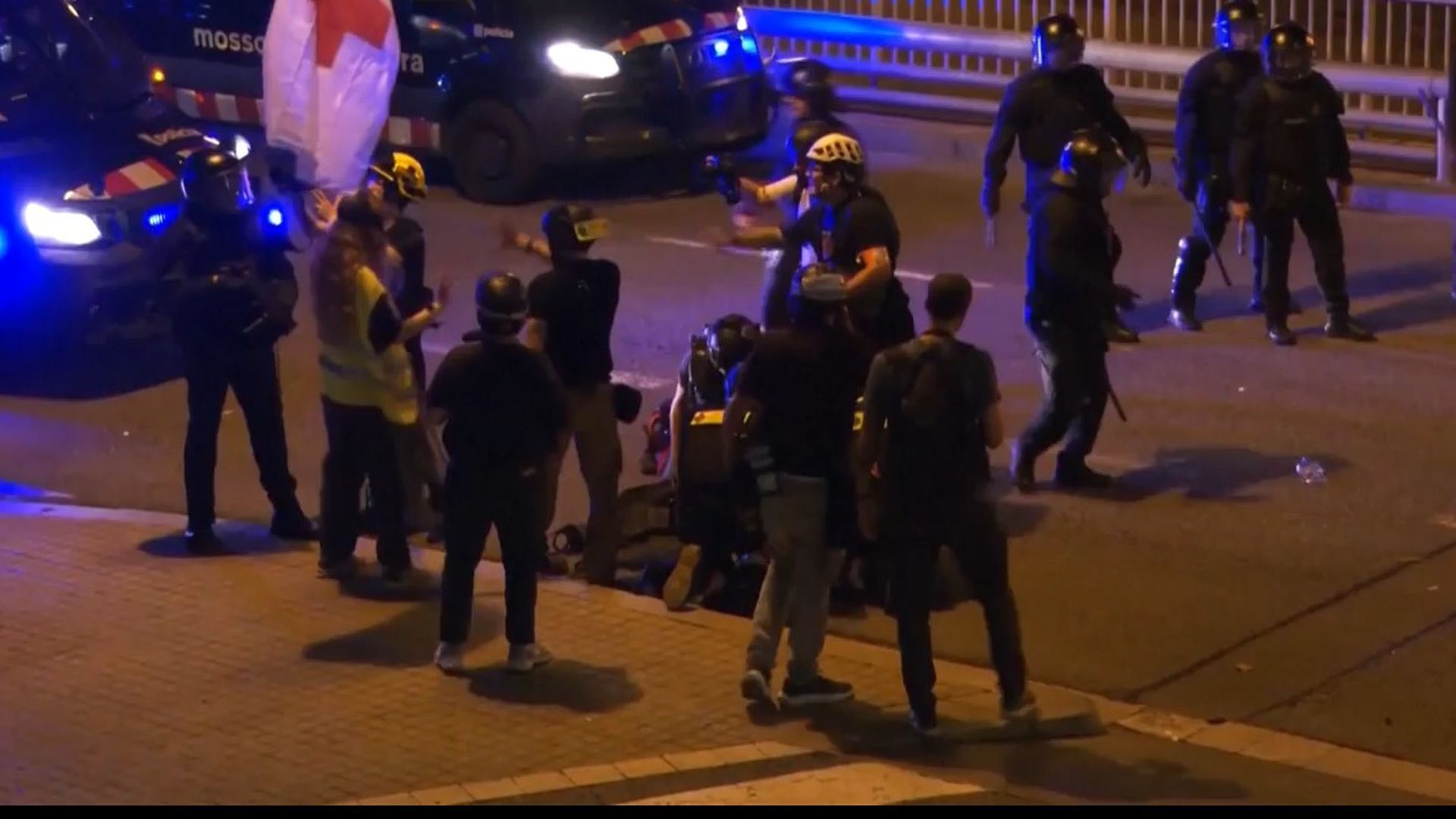 Los Mossos han detenido a 15 personas por lanzar objetos y petardos.