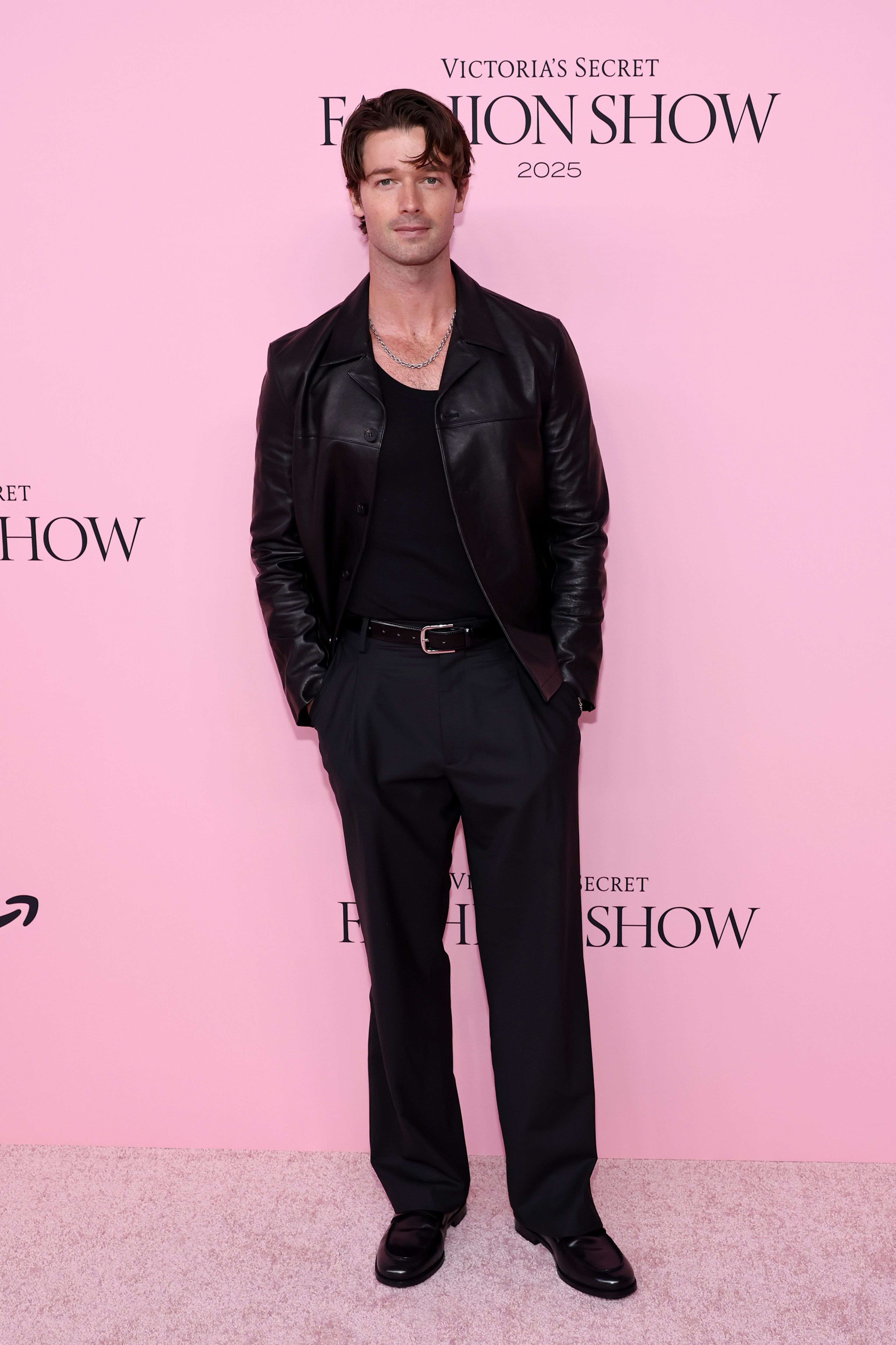 Patrick Schwarzenegger en el Victoria's Secret Fashion Show 2025
