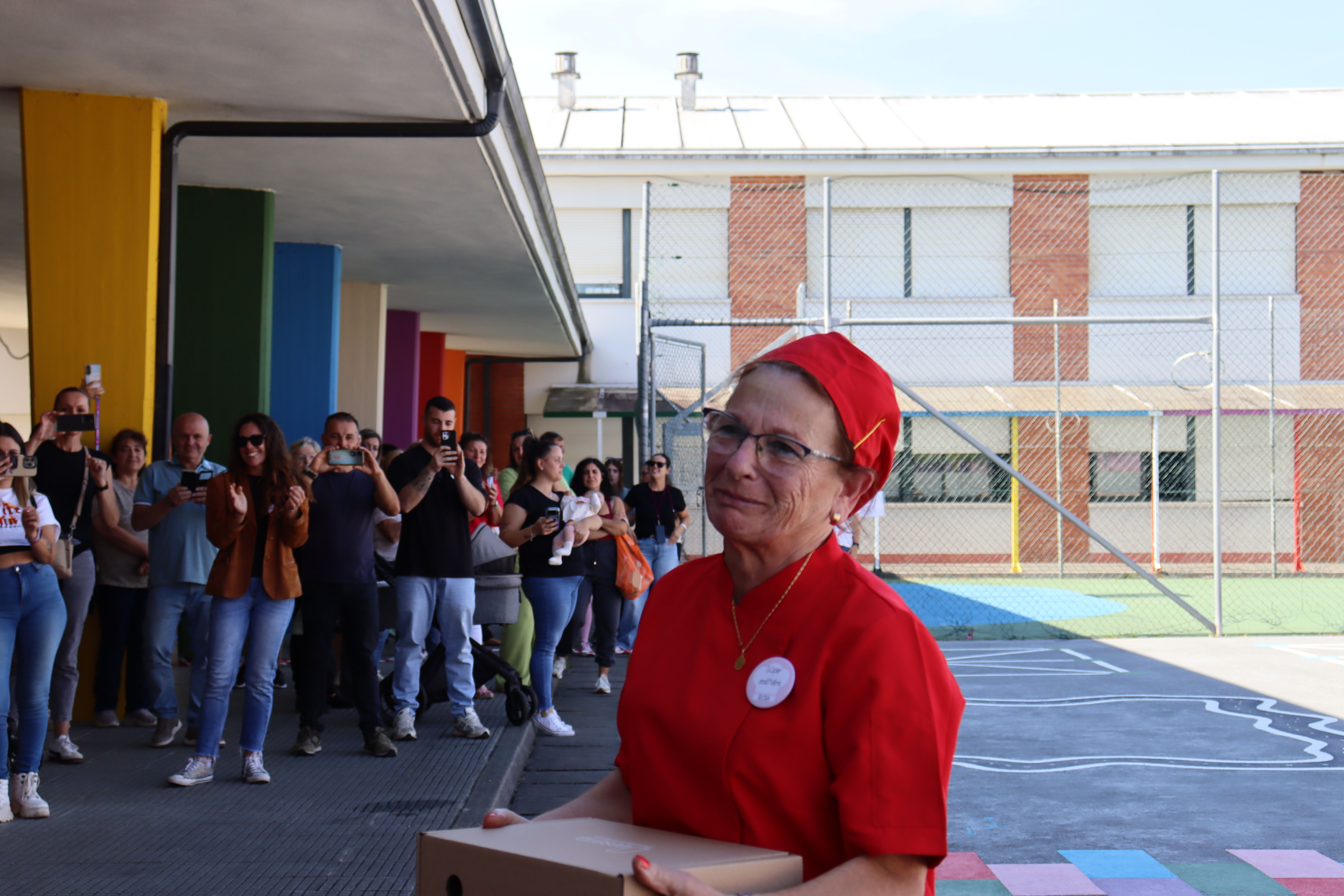 Rosa Isorna, emocionada tras el homenaje de todo el colegio de Catoira