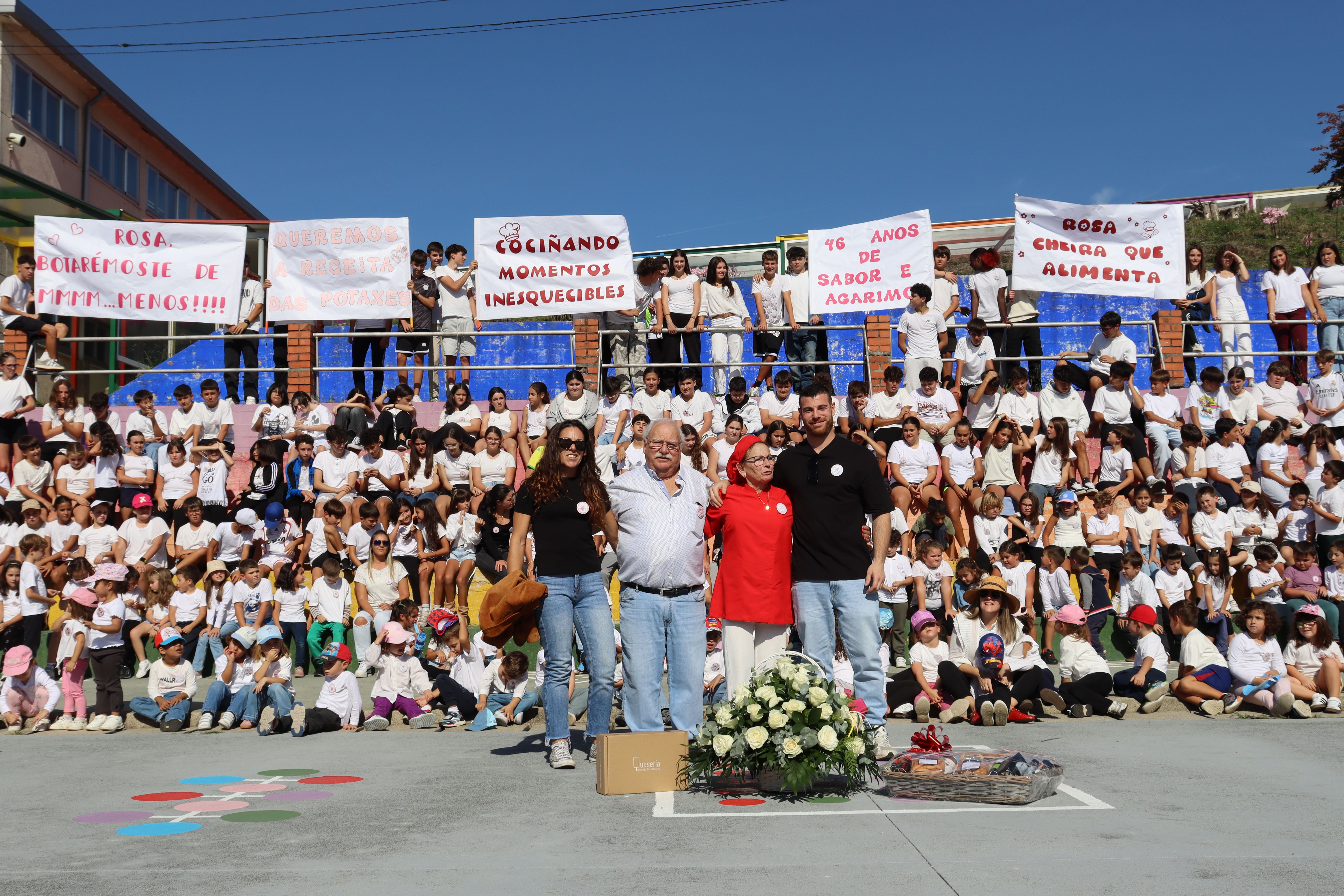 Rosa Isorna en el homenaje tras 46 años trabajando como cocinera en el colegio de Catoira