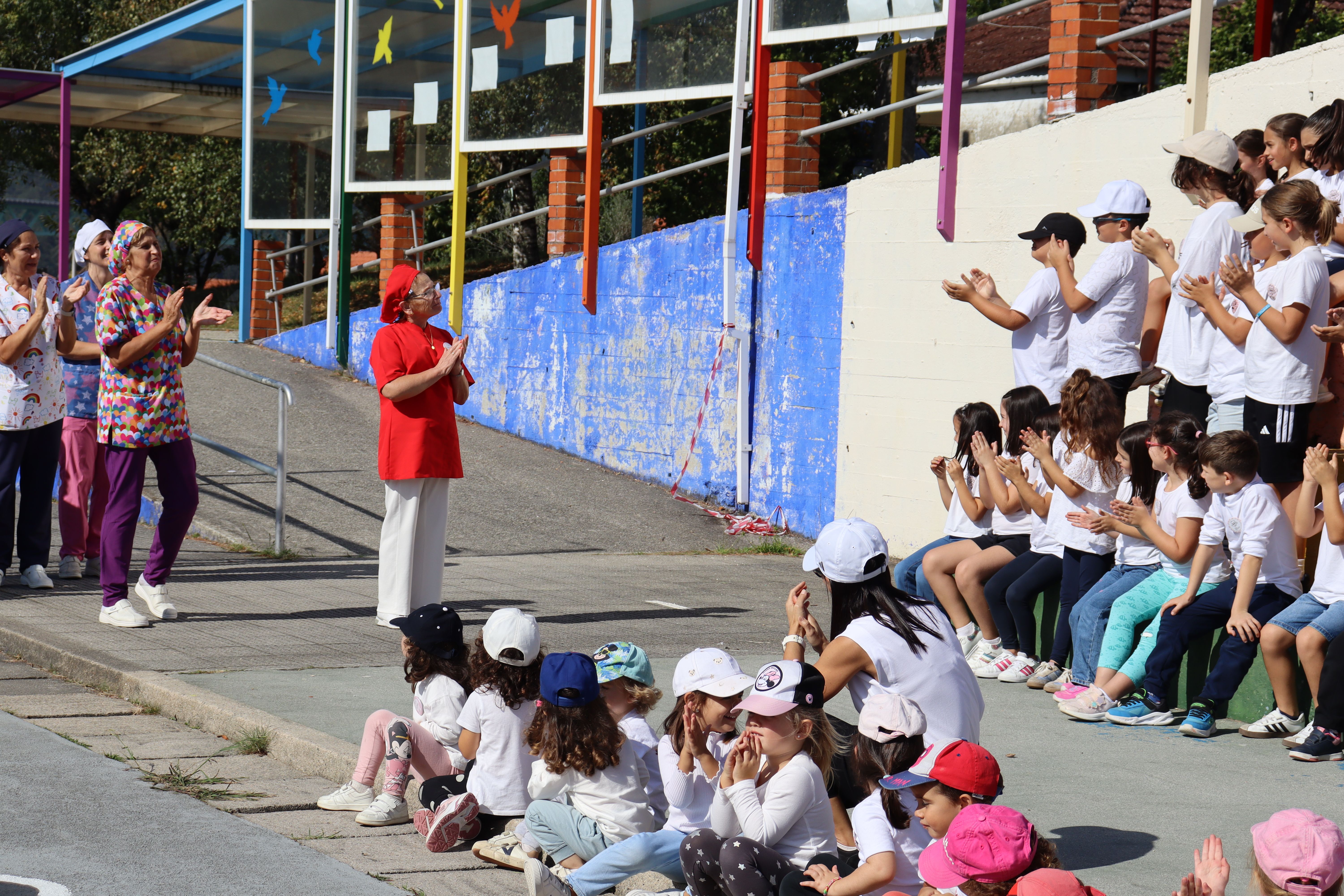 Rosa llegando al patio del colegio de Catoira en el día de su jubilación