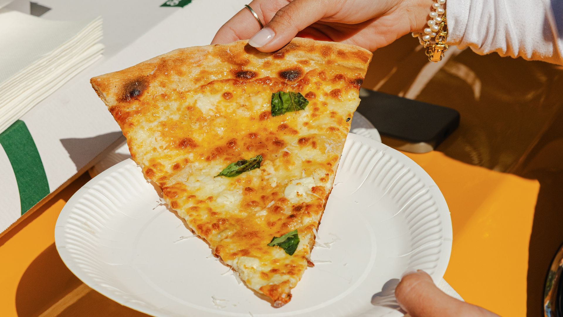 La auténtica pizza por porciones llega a Madrid