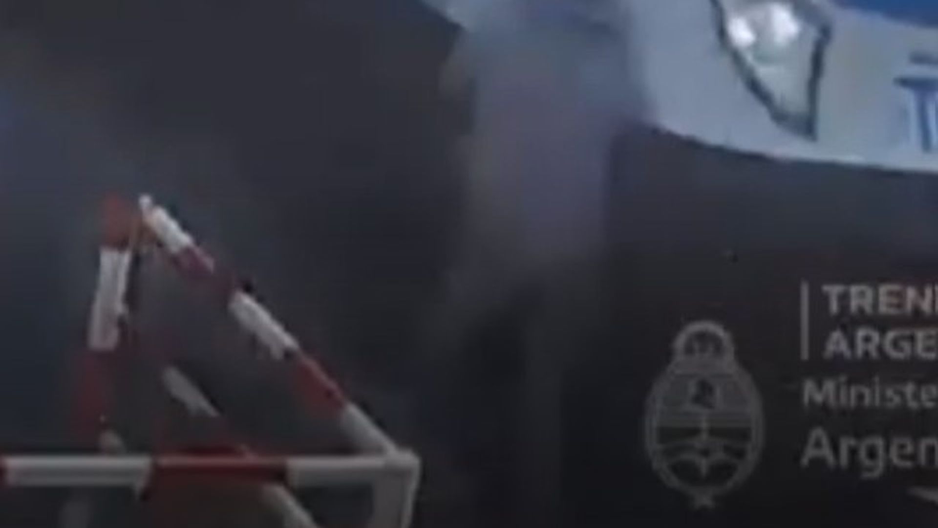 Un hombre pasa por una zona prohibida en Buenos Aires y el tren le arrolla: logró salvar la vida