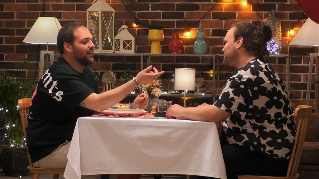 Un soltero se llena de sinceridad en 'First Dates' y le propina un directo zasca a su cita al ver cómo va vestido: "Esa camiseta no me gusta"
