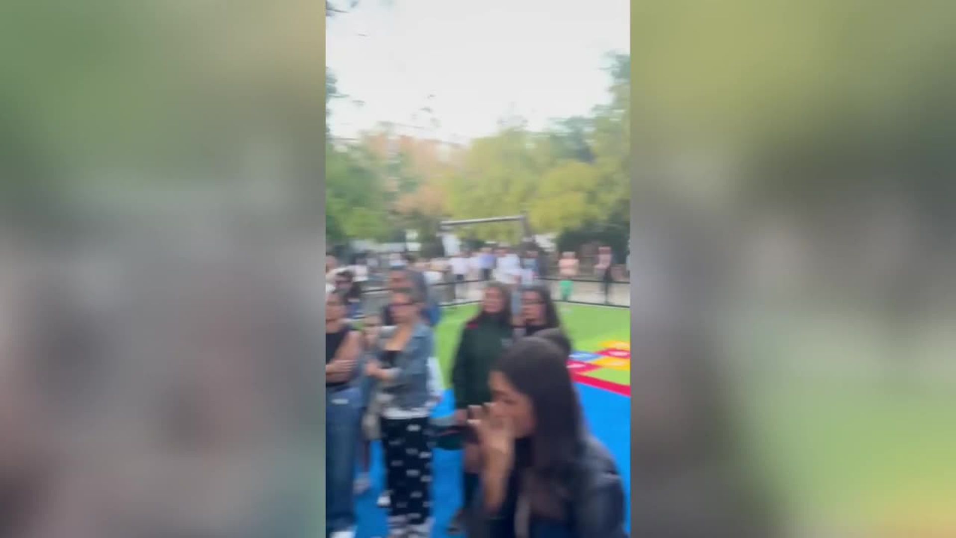 Lágrimas y desgarro en el homenaje a Sandra Peña, la niña que se suicidó en Sevilla: concentración a las puertas de su casa