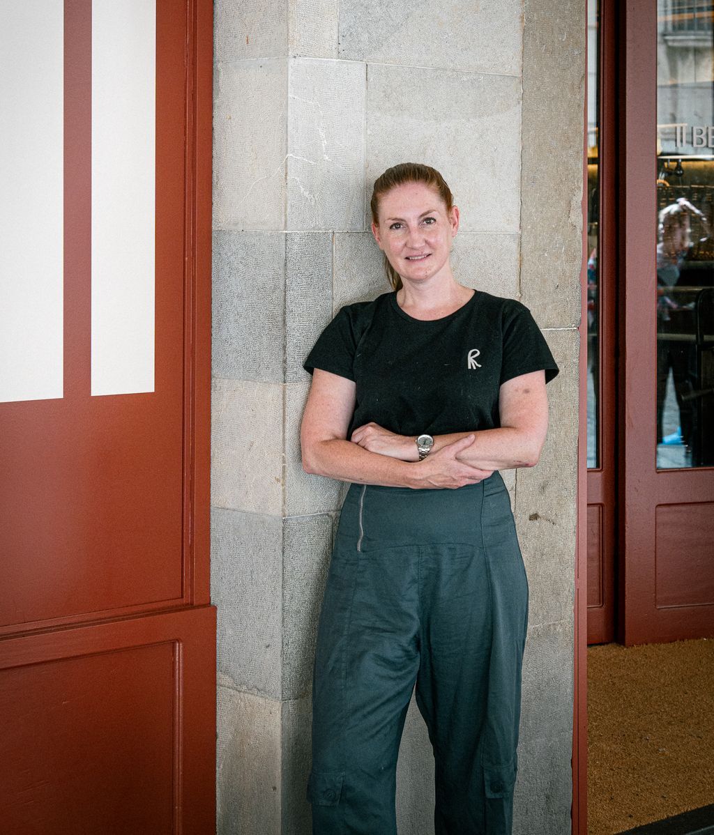 La sumiller posando en la fachada de Vii