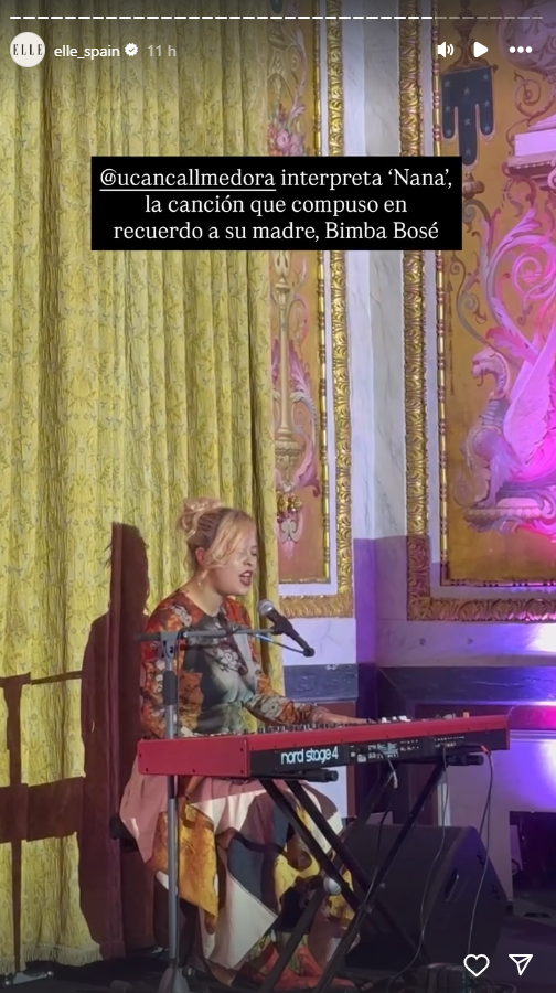 Dora Postigo cantando 'Nana' en la gala de ELLE X Hope