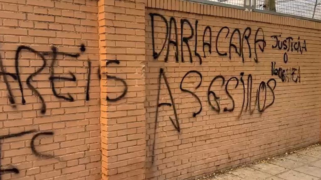 El colegio de la niña que se suicidó en Sevilla amanece lleno de pintadas: "Asesinos"