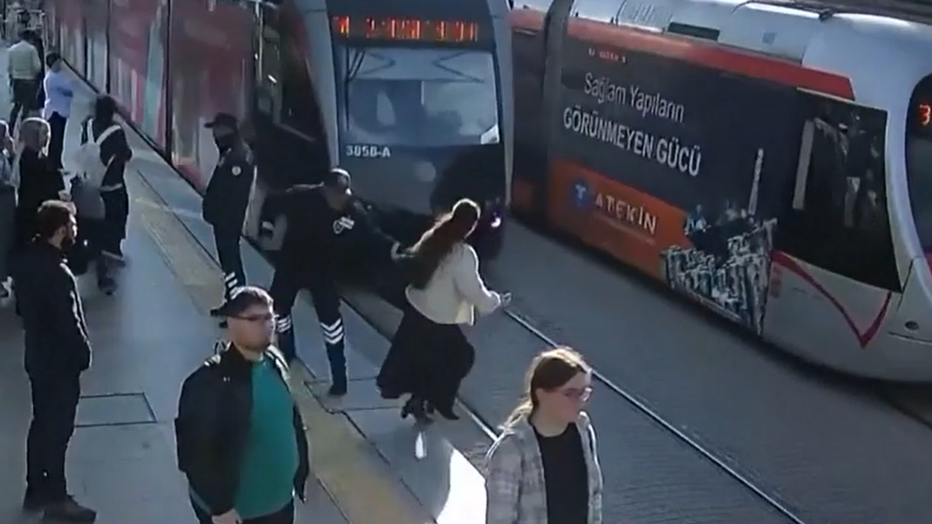 El guardia tira de la pasajera distraída