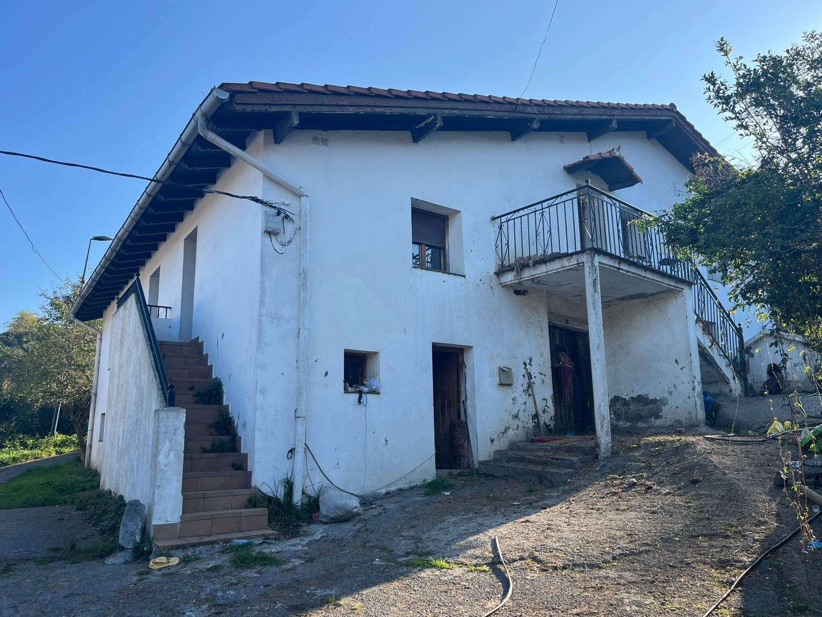 En el interior de esta casa se encontraba encerrada la madre del sospechoso