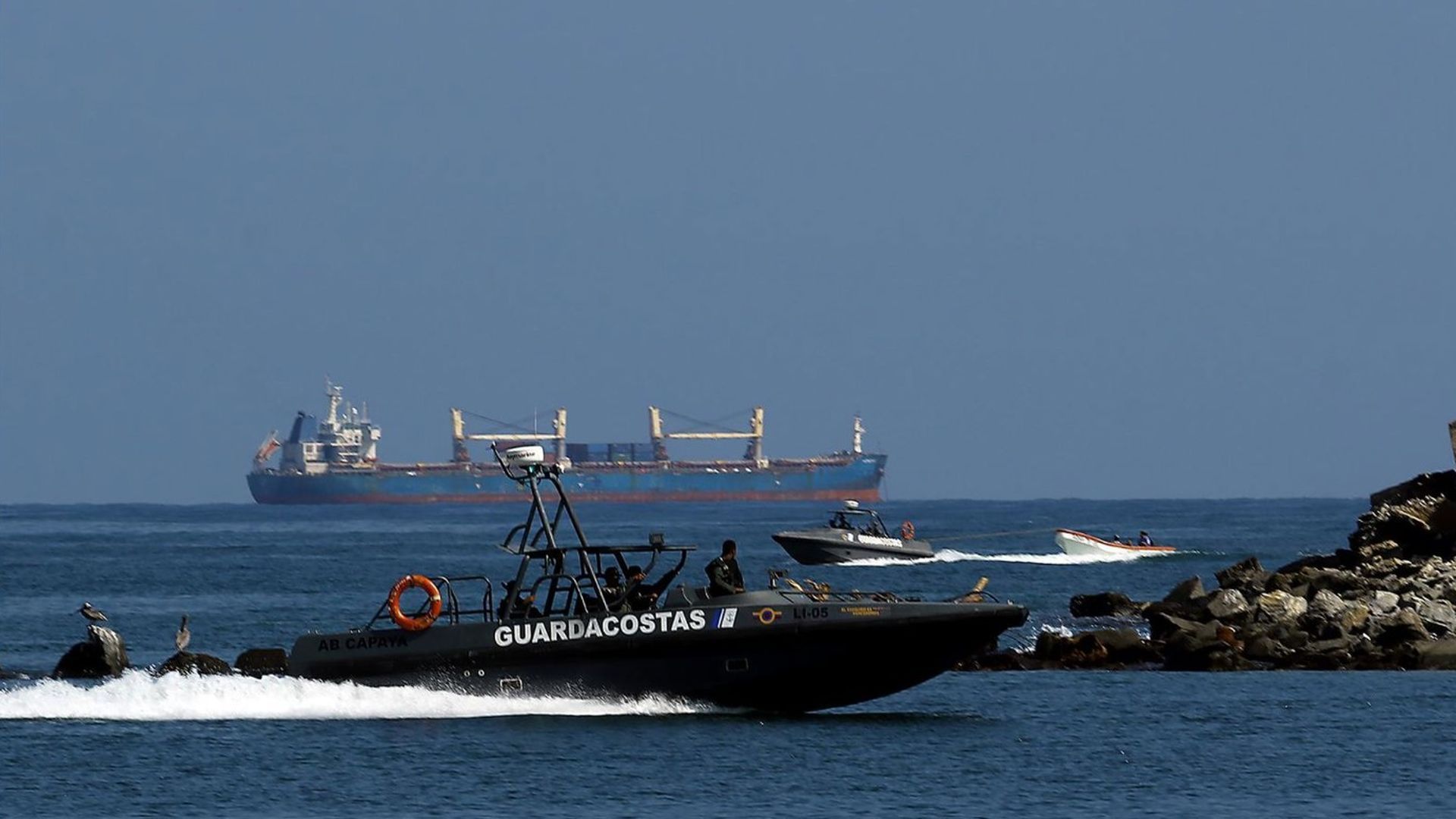 La Guardia Costera venezolana realiza una operación de vigilancia en respuesta a la presencia militar estadounidense en el mar Caribe,