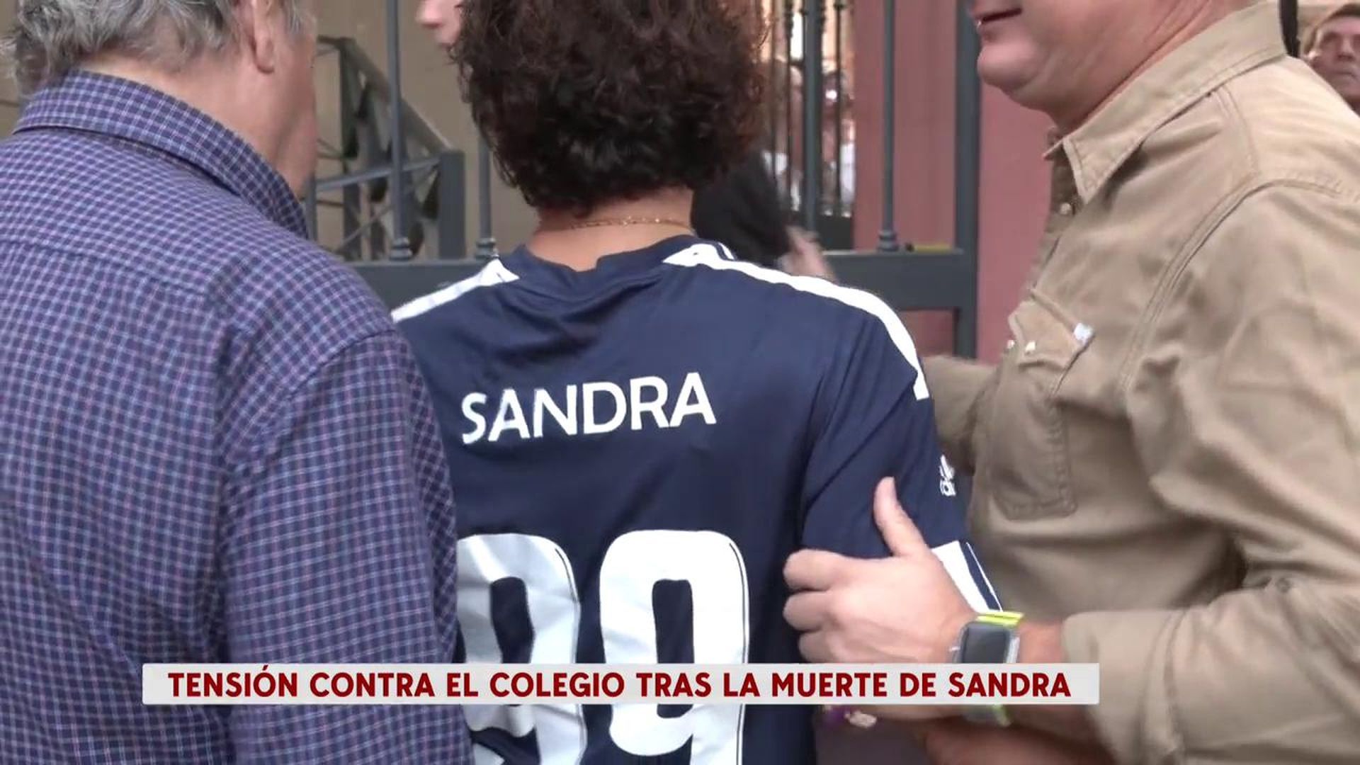 La madre de Sandra, desolada, hizo un gesto a su hija en el sentido homenaje tras su muerte