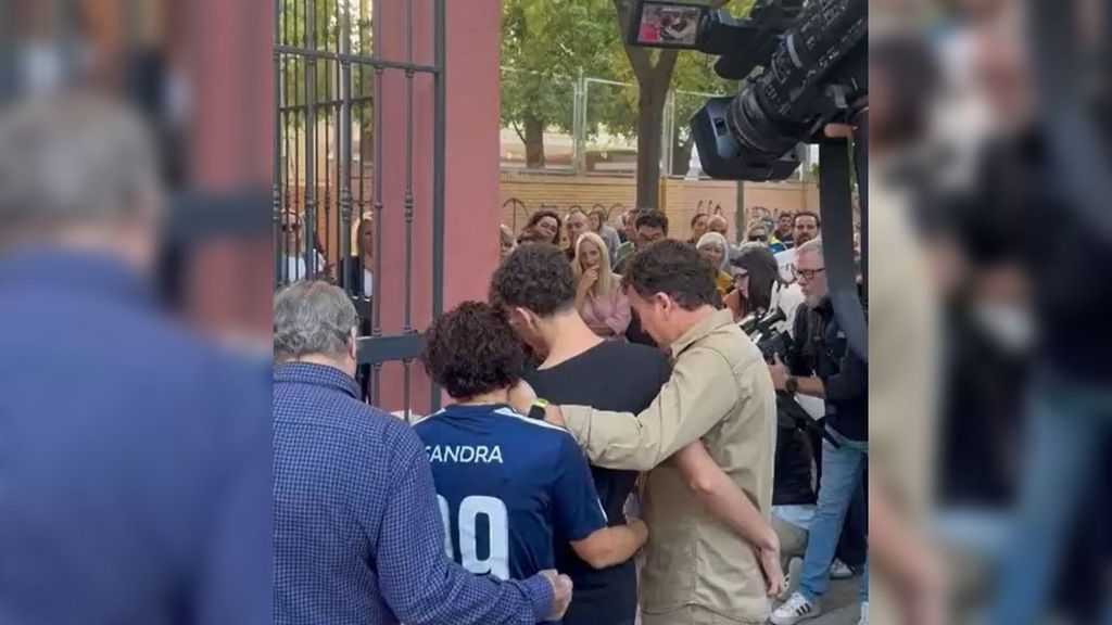Lágrimas y desgarro en el homenaje a Sandra Peña, la niña que se suicidó en Sevilla: concentración a las puertas de su casa