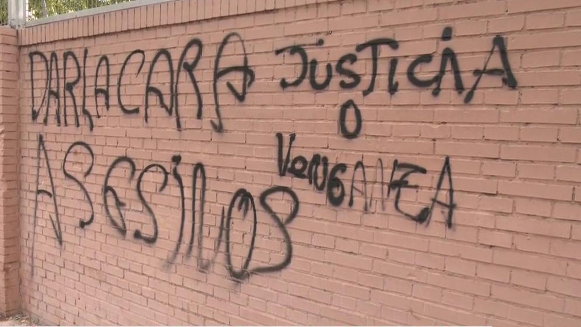 "Dar la cara asesinos, justicia y venganza", un mensaje en el muro del colegio de Sandra