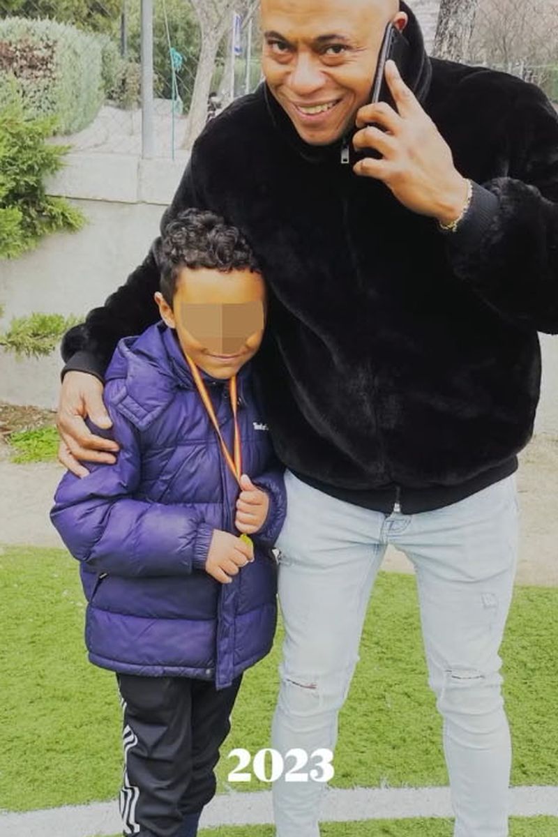 Romeo, el hijo de Raquel Mosquera, juega al fútbol y esá muy unido a su padre, Isi