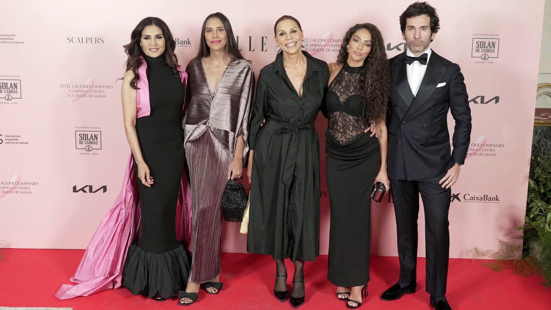 Toñi y Encarni, junto a Carolina Trillo, su marido Javier Rojas y Candela Salazar
