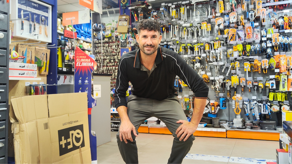 Toño posa en su ferretería