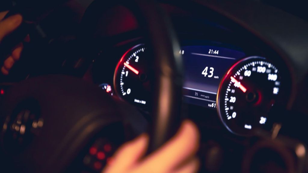 Tu velocímetro te miente por imperativo legal