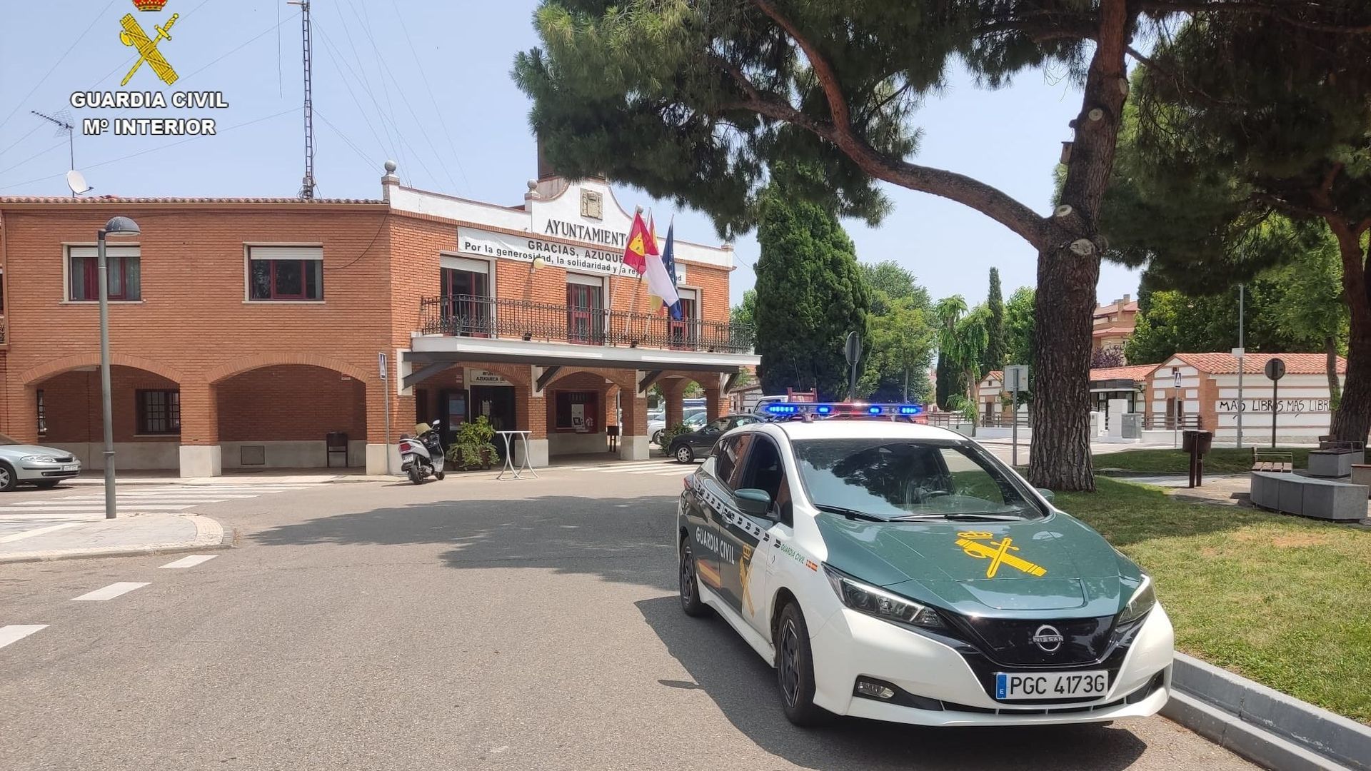 Vehículo de la Guardia Civil ante el ayuntamiento de Azuqueca de Henares, Guadalajara