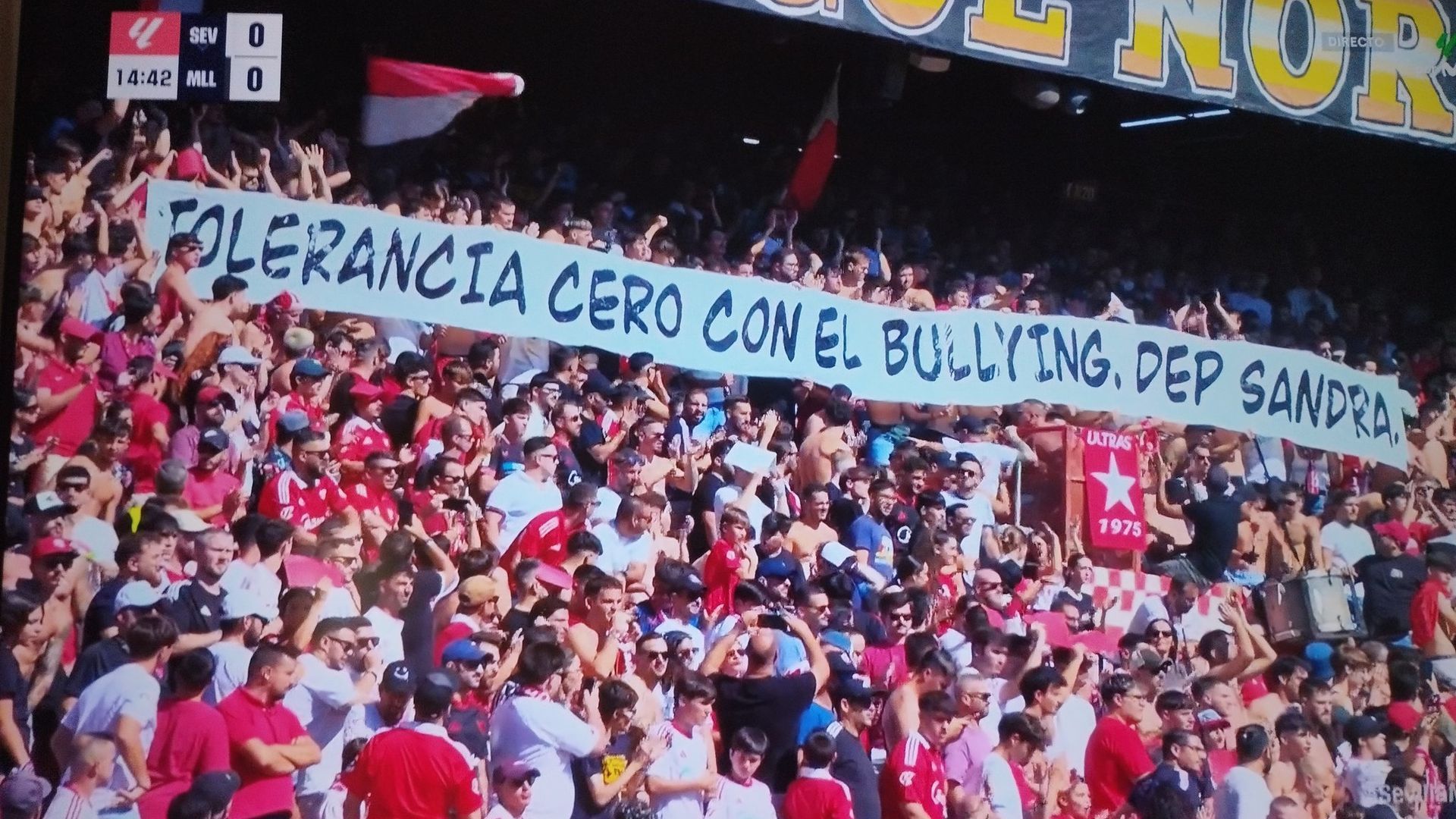 El emotivo homenaje de la afición del Sevilla FC a Sandra Peña: "Tolerancia cero contra el bullying"