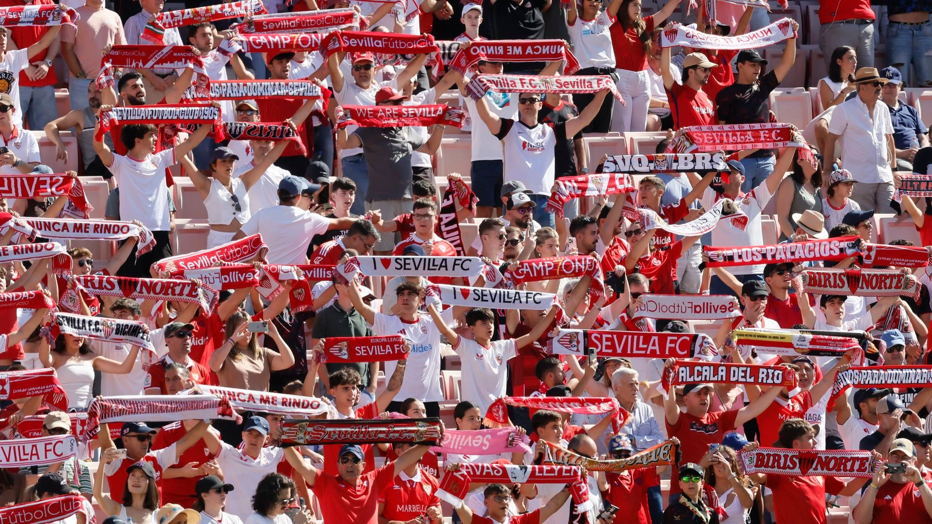 El emotivo homenaje de la afición del Sevilla FC a Sandra Peña: "Tolerancia cero contra el bullying"