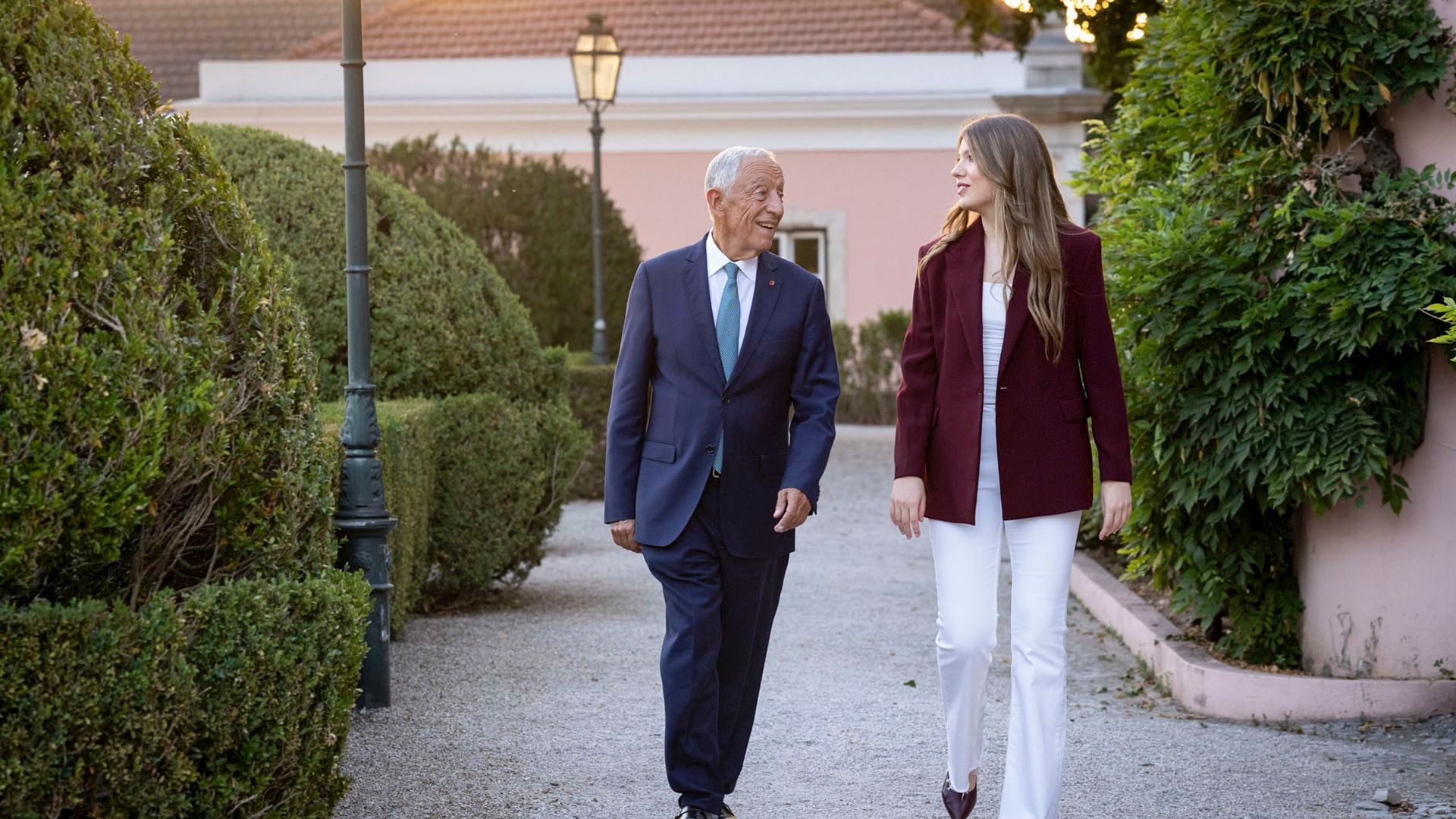 El presidente de Portugal, Marcelo Rebelo de Sousa, recibe a la infanta Sofía