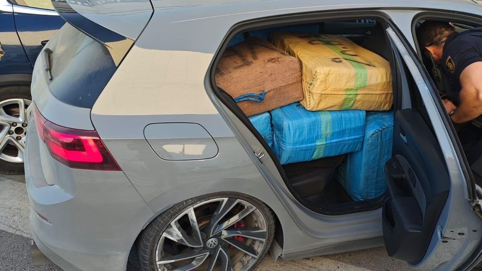 Fardos de hachís en un coche interceptado en Camas, Sevilla