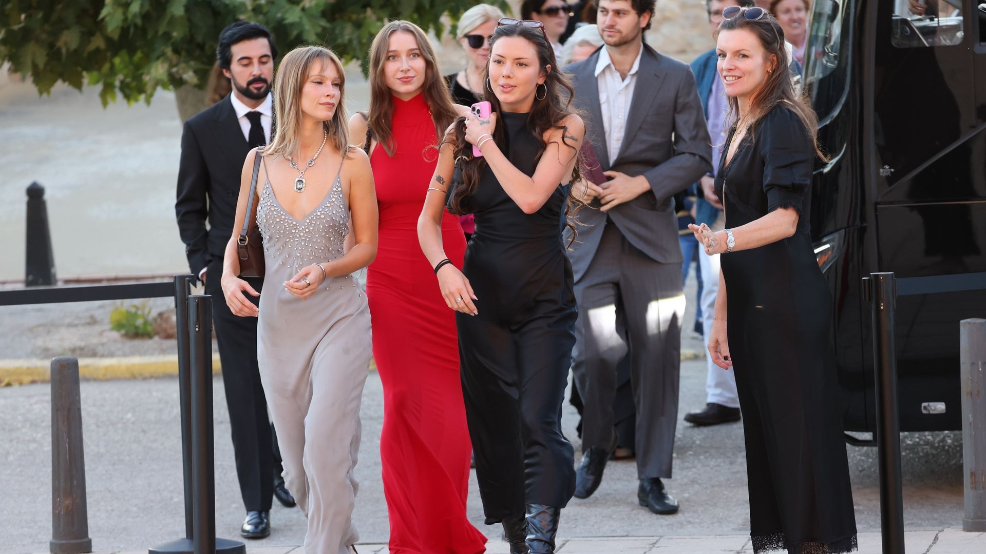 Los asistentes a la preboda de Stella del Carmen Banderas y Alex Gruszynski llegan al lugar de la celebración