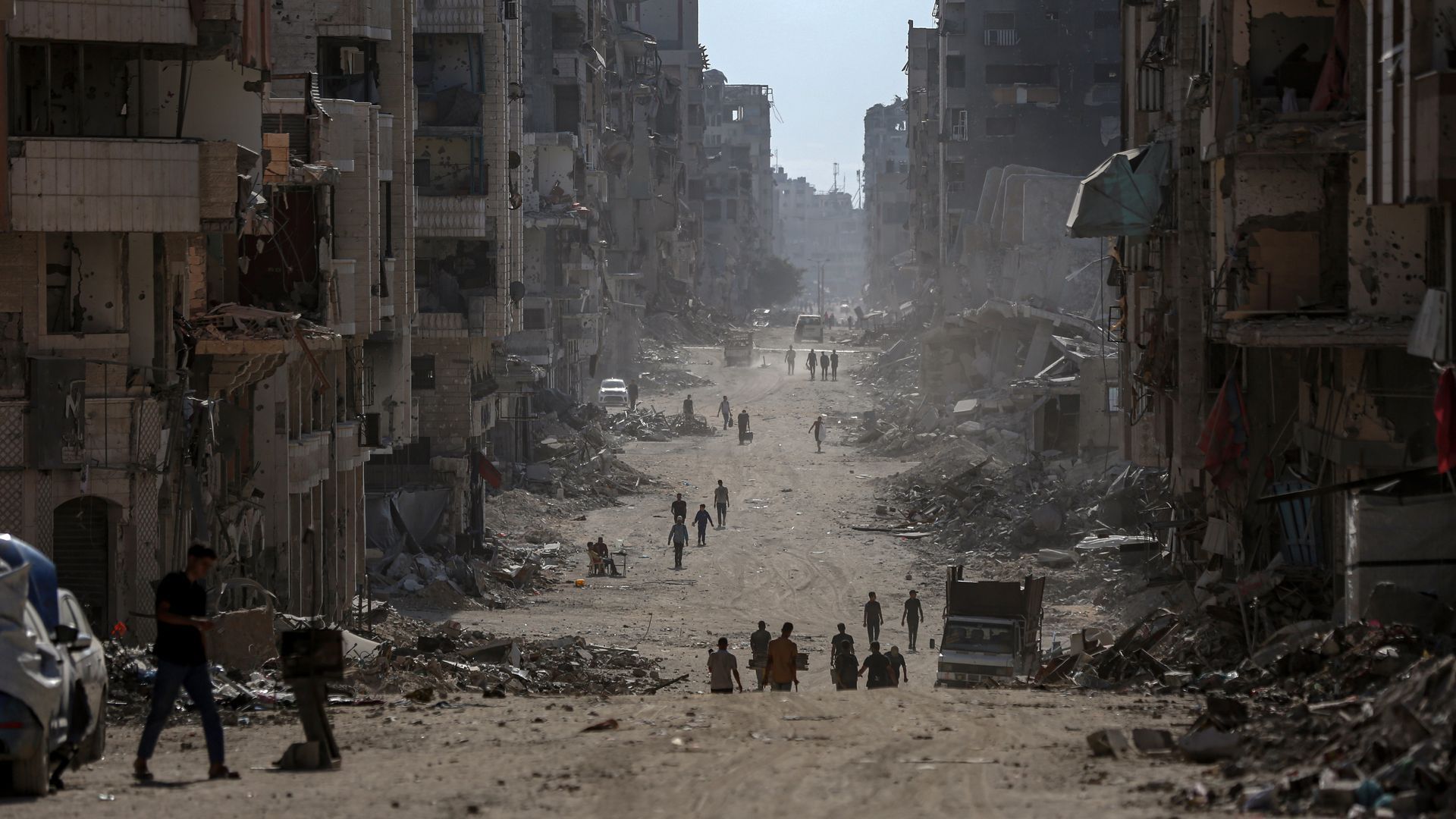 Palestinos inspeccionan la ciudad destruida de Gaza por los ataques israelíes