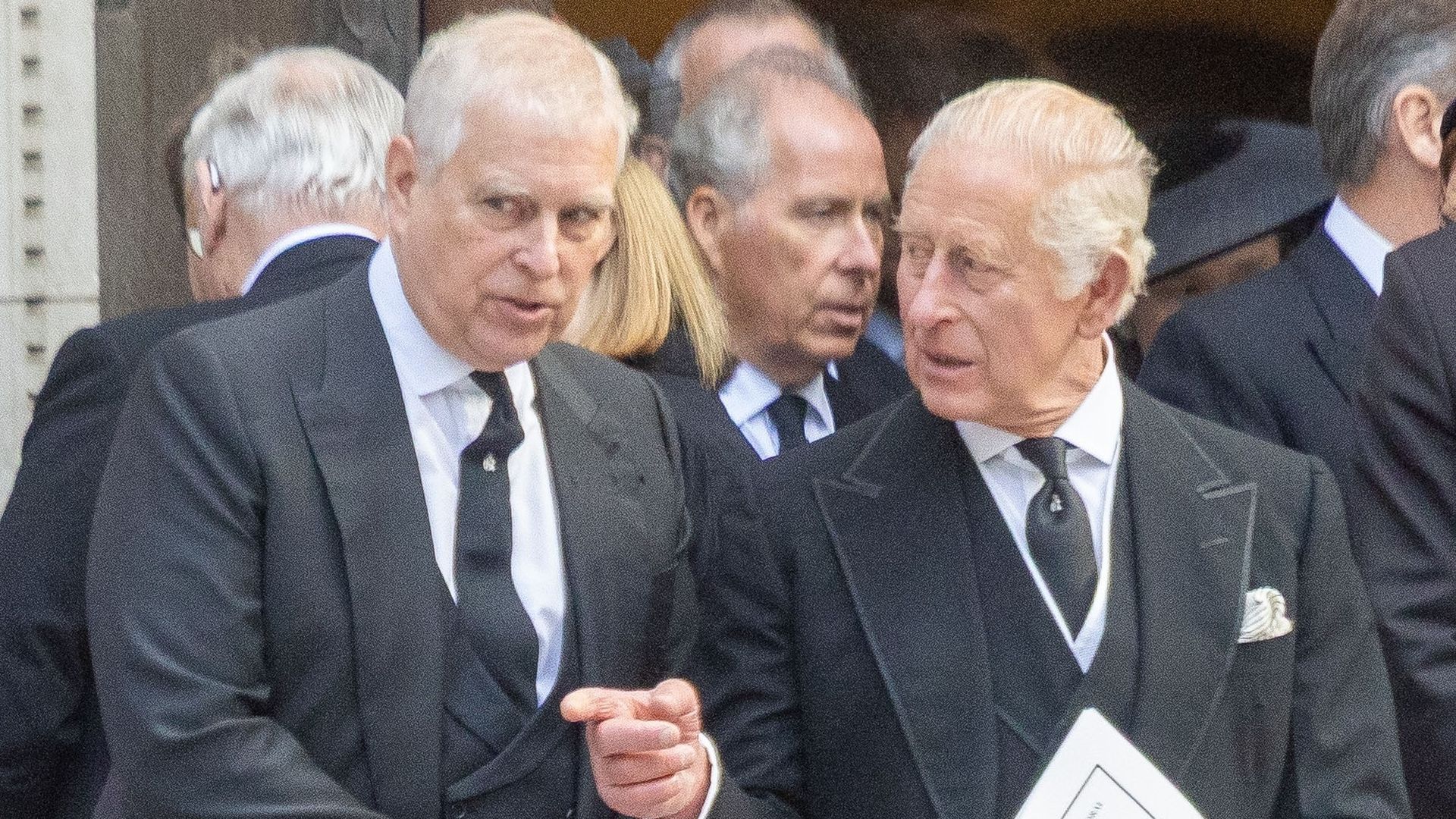 Principe Andrés junto y el rey Carlos Inglaterra
